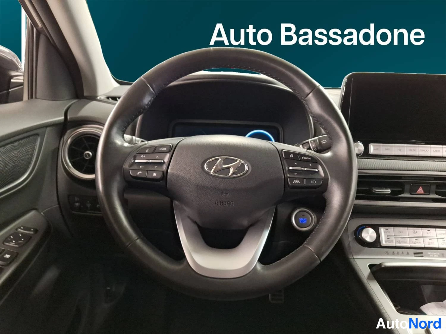 Harmaa Hyundai Kona Electric 2023, ohjaamo, kuva 12