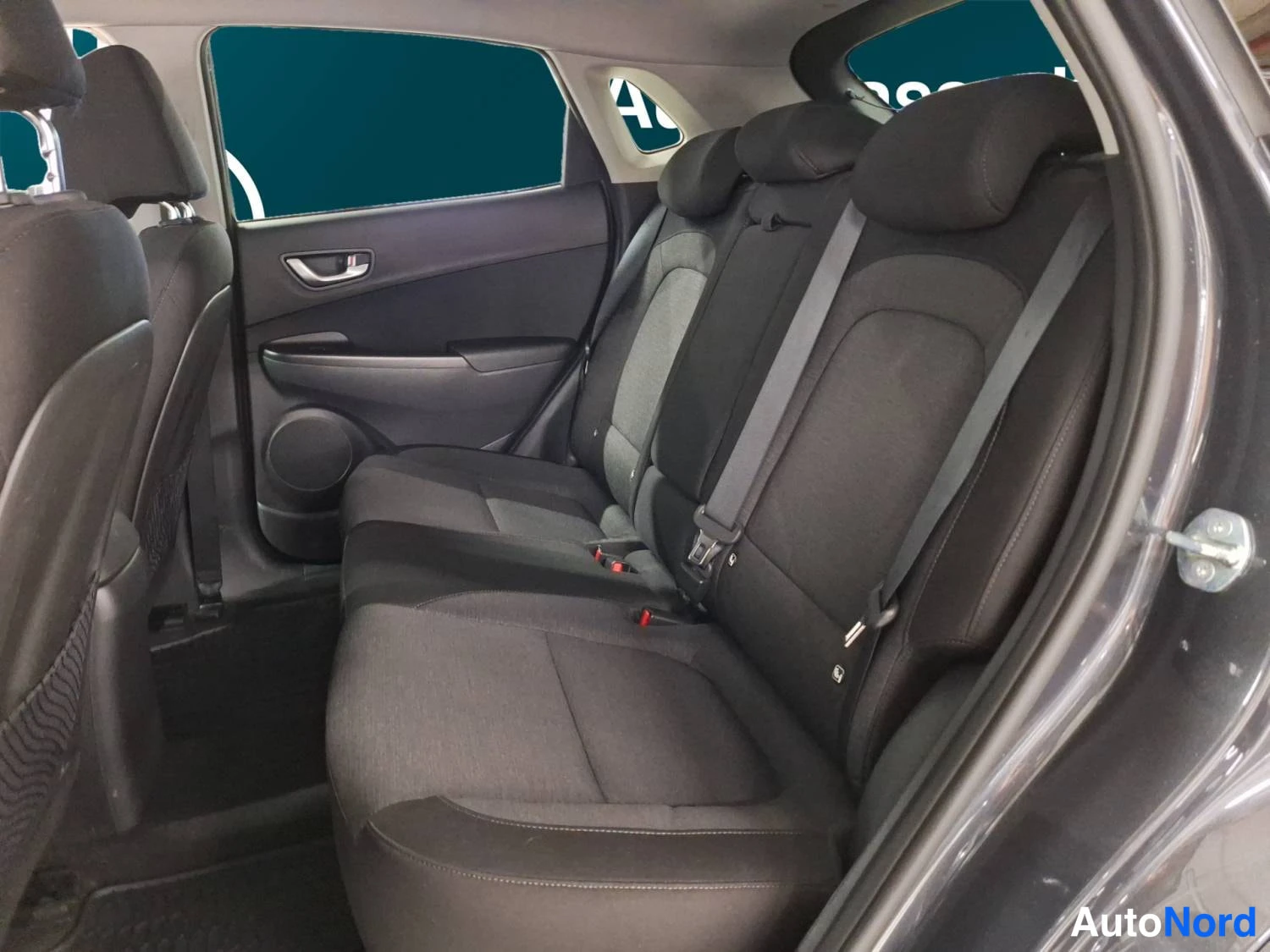 Harmaa Hyundai Kona Electric 2023, takaistuimet, kuva 15