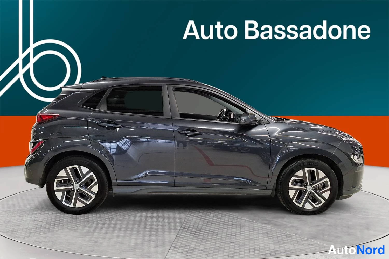 Harmaa Hyundai Kona Electric 2023, etuviisto, keula oikealle, kuva 3