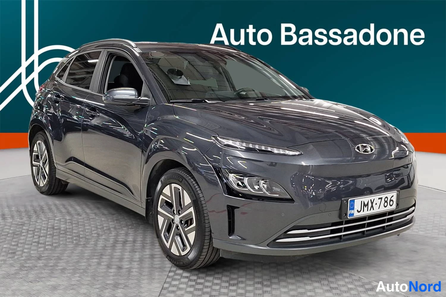 Harmaa Hyundai Kona Electric 2023, etuviisto, keula oikealle, kuva 4