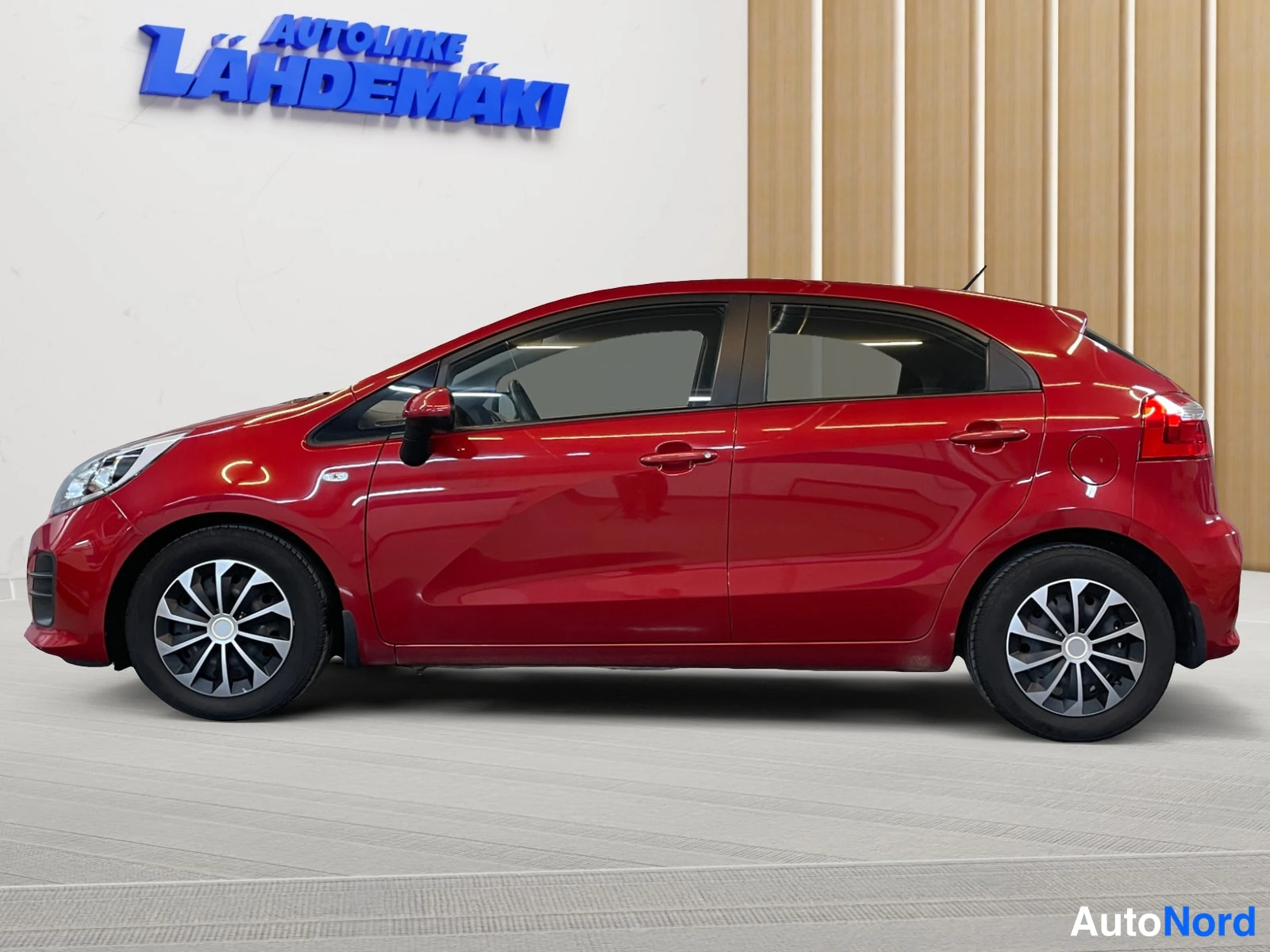 Punainen Kia Rio 2015, sivulta, kuva 4