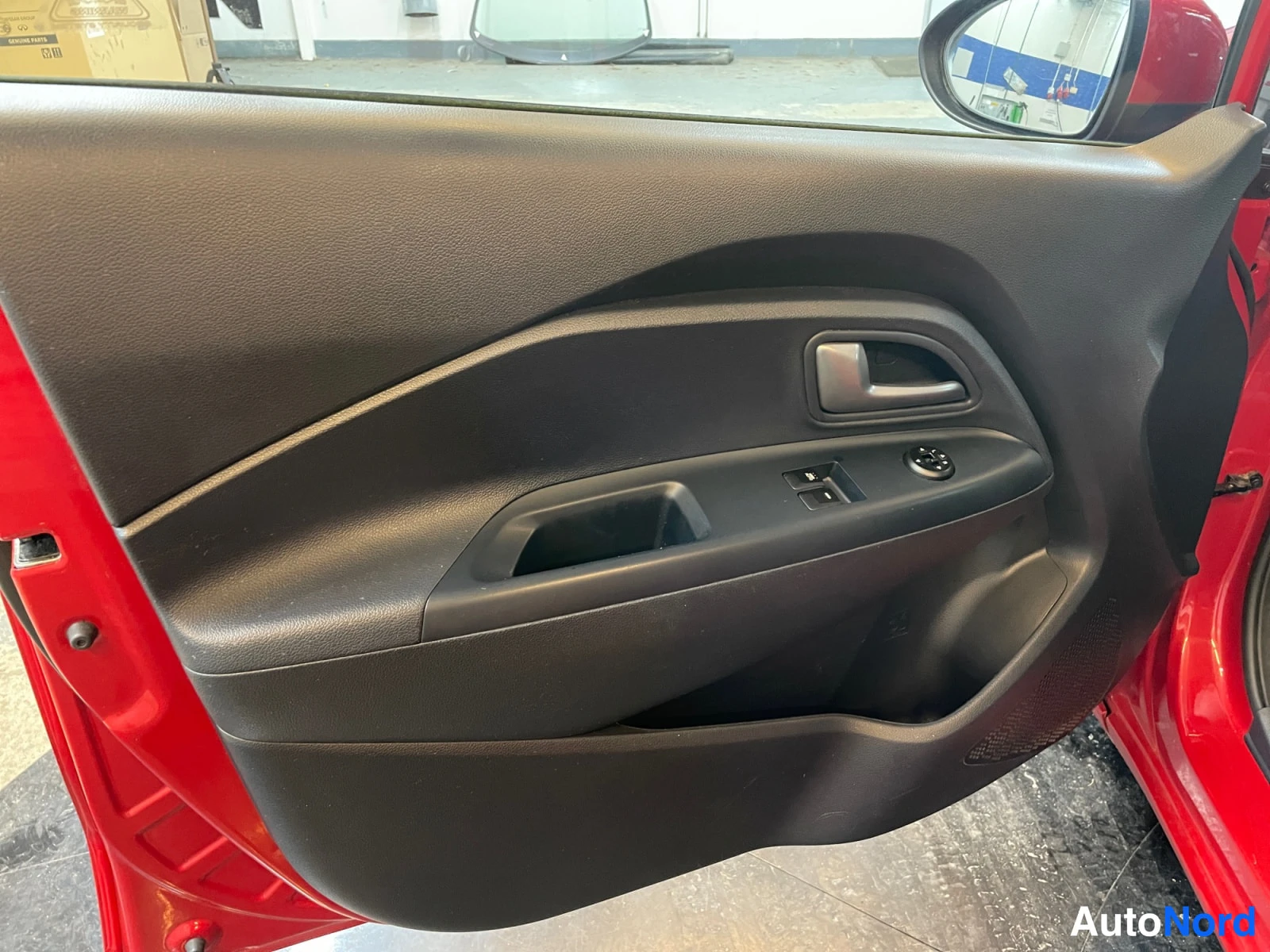 Punainen Kia Rio 2015, yksityiskohta, kuva 19