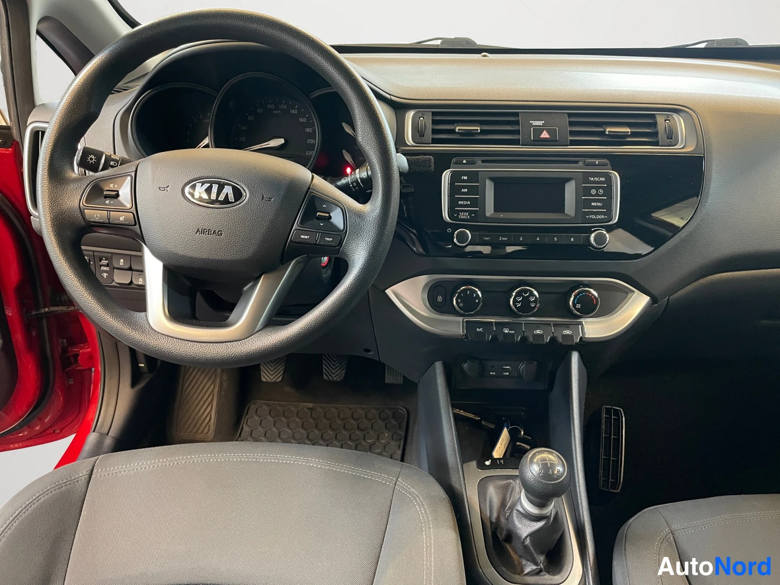 Punainen Kia Rio 2015, ohjaamo, kuva 10