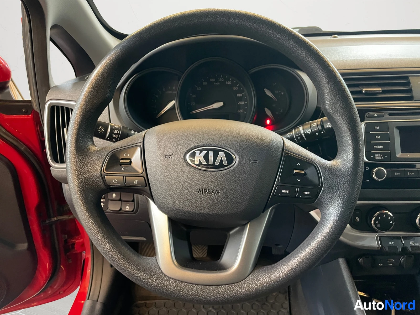 Punainen Kia Rio 2015, ohjaamo, kuva 11