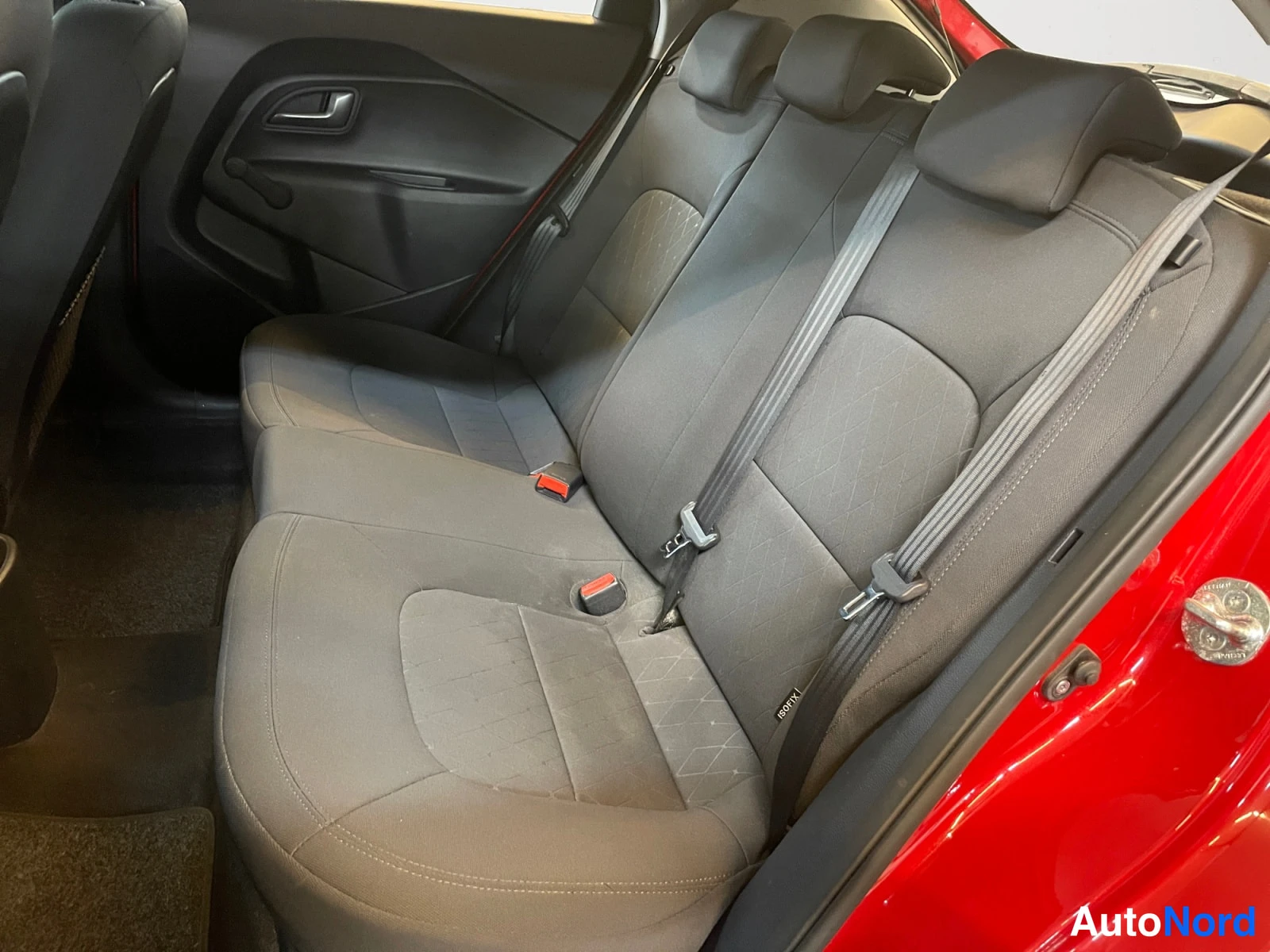 Punainen Kia Rio 2015, takaistuimet, kuva 14