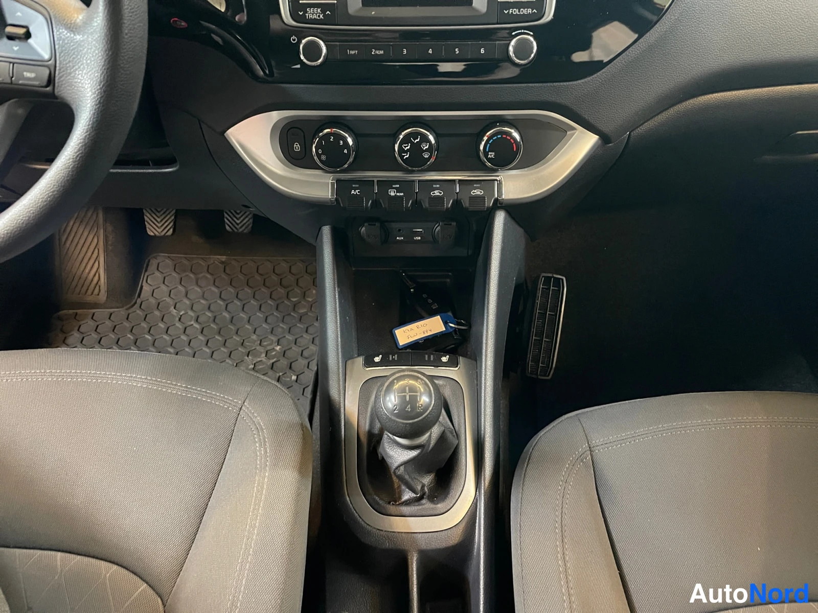 Punainen Kia Rio 2015, ohjaamo, kuva 12