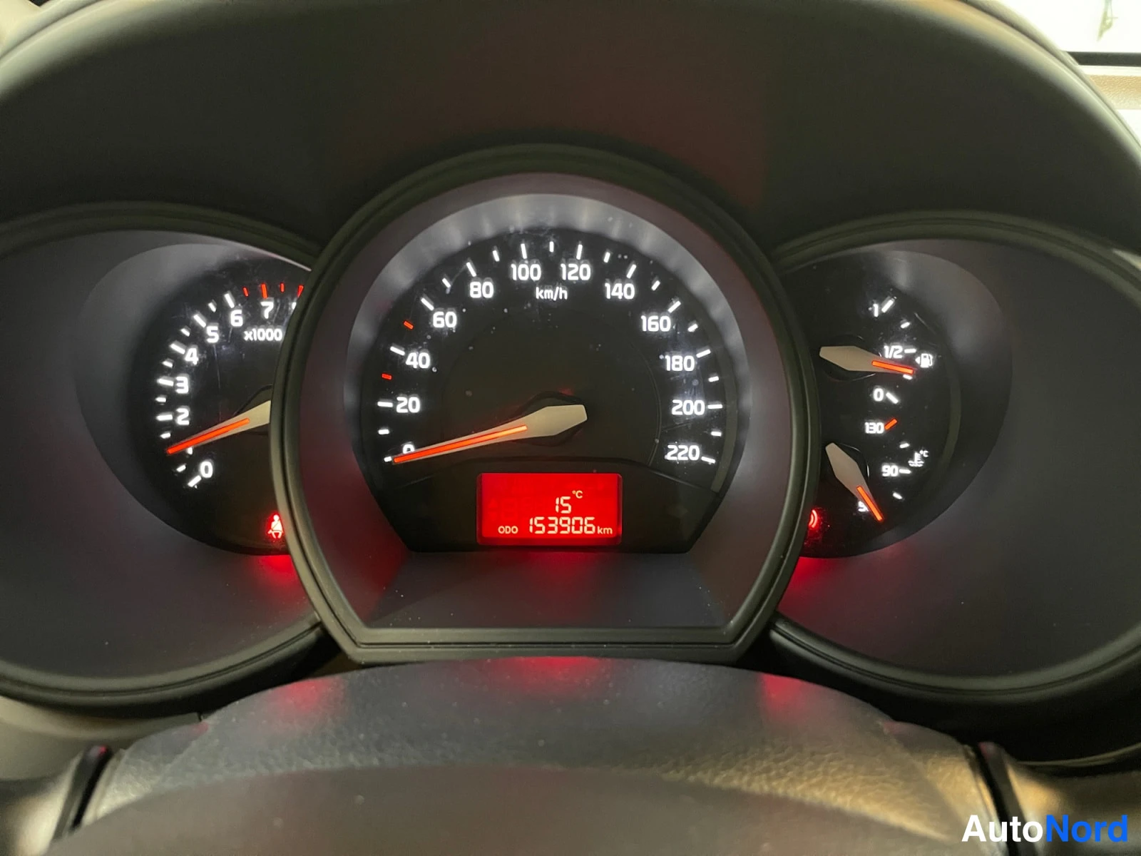 Punainen Kia Rio 2015, yksityiskohta, kuva 20