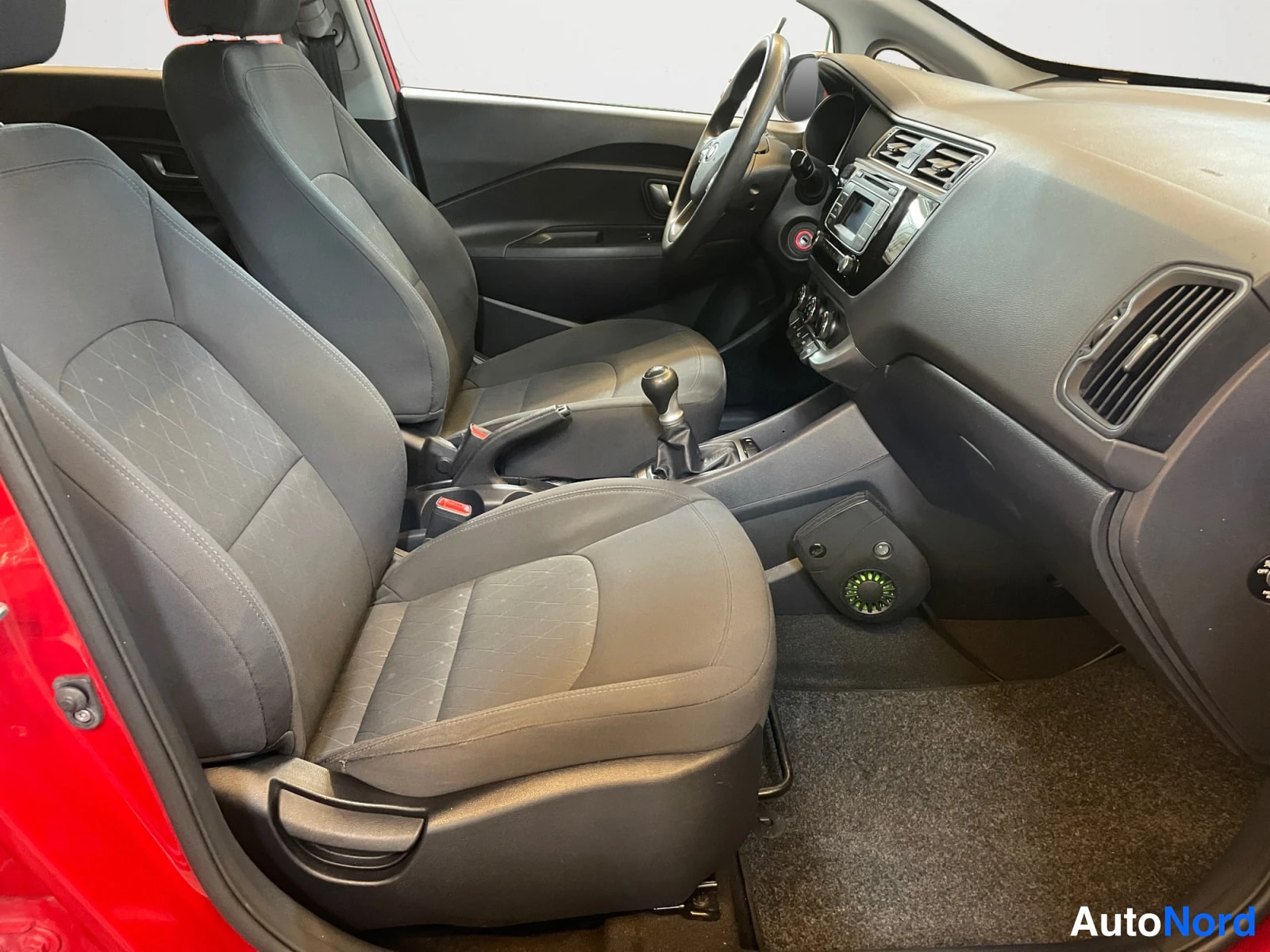 Punainen Kia Rio 2015, ohjaamo, kuva 13
