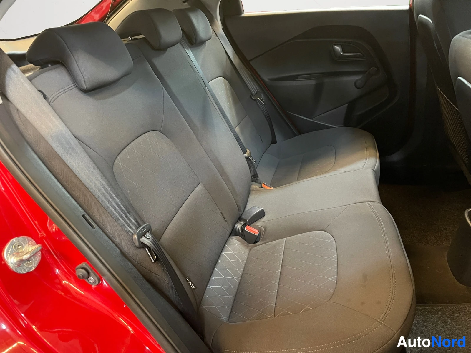 Punainen Kia Rio 2015, takaistuimet, kuva 15