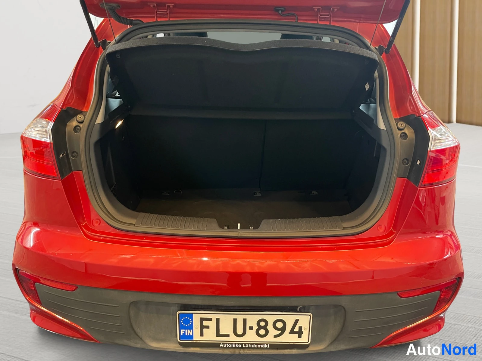 Punainen Kia Rio 2015, tavaratila, kuva 16