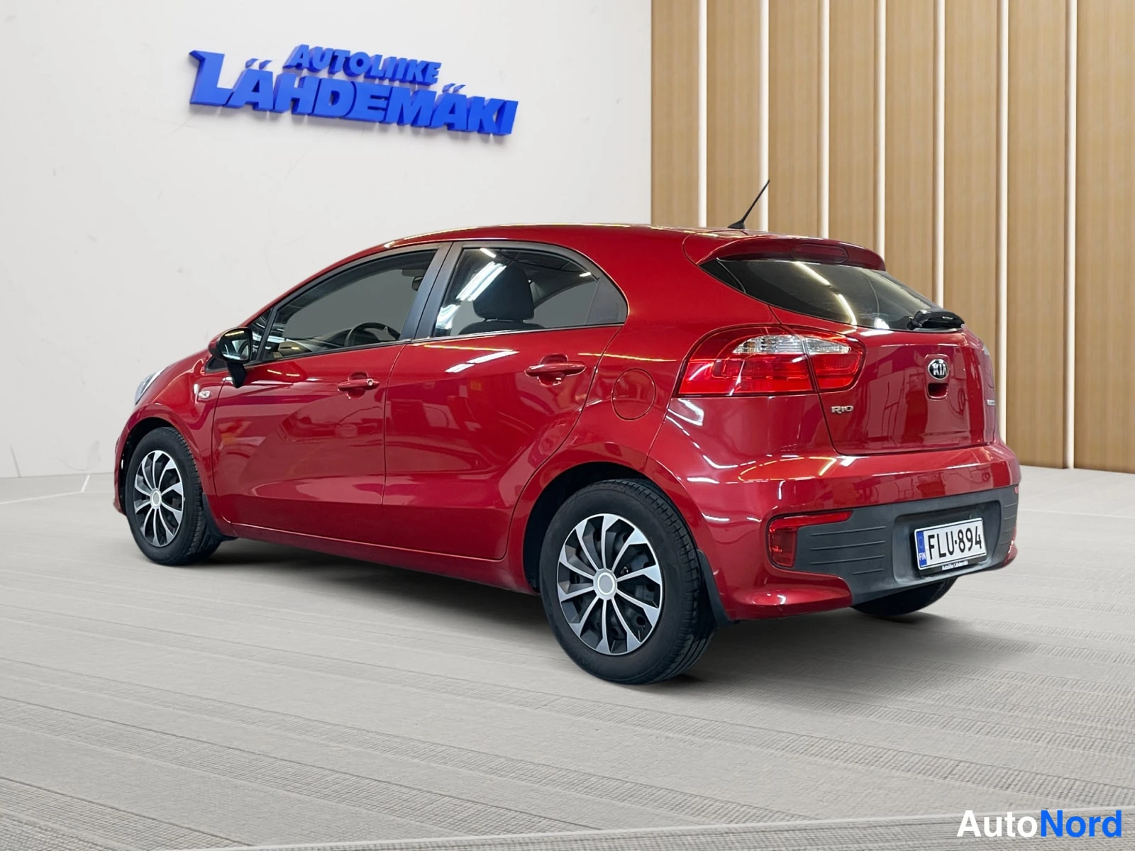 Punainen Kia Rio 2015, takaviisto, kuva 6