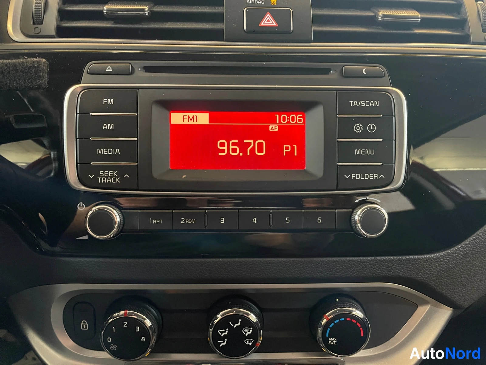 Punainen Kia Rio 2015, yksityiskohta, kuva 22