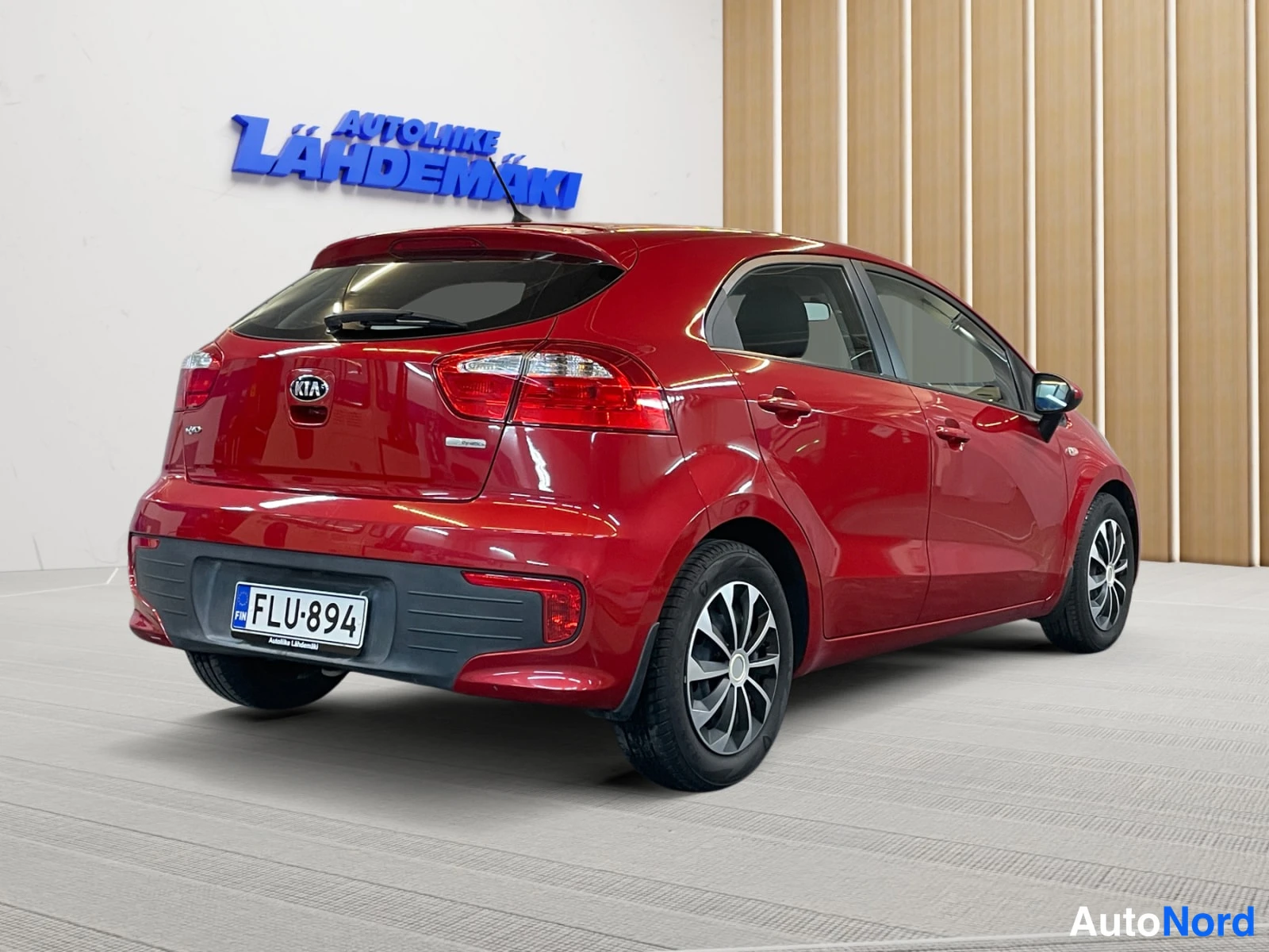 Punainen Kia Rio 2015, takaviisto, kuva 7