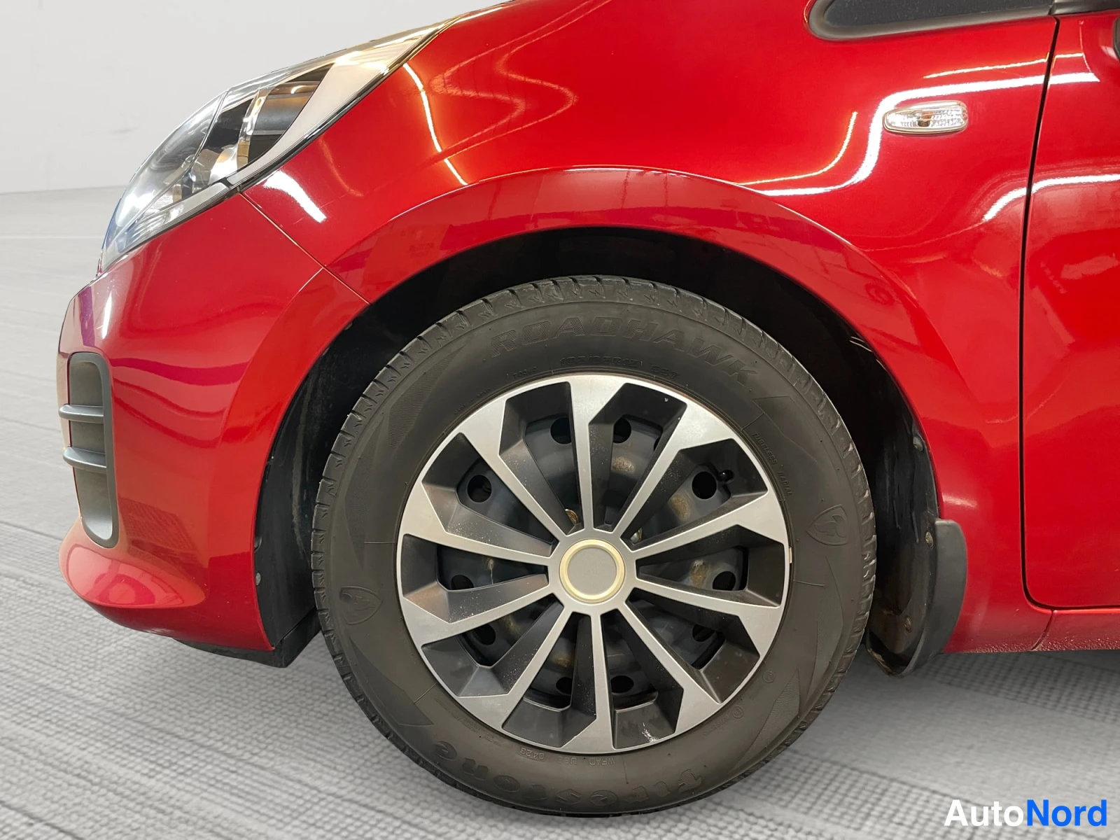 Punainen Kia Rio 2015, yksityiskohta, kuva 18