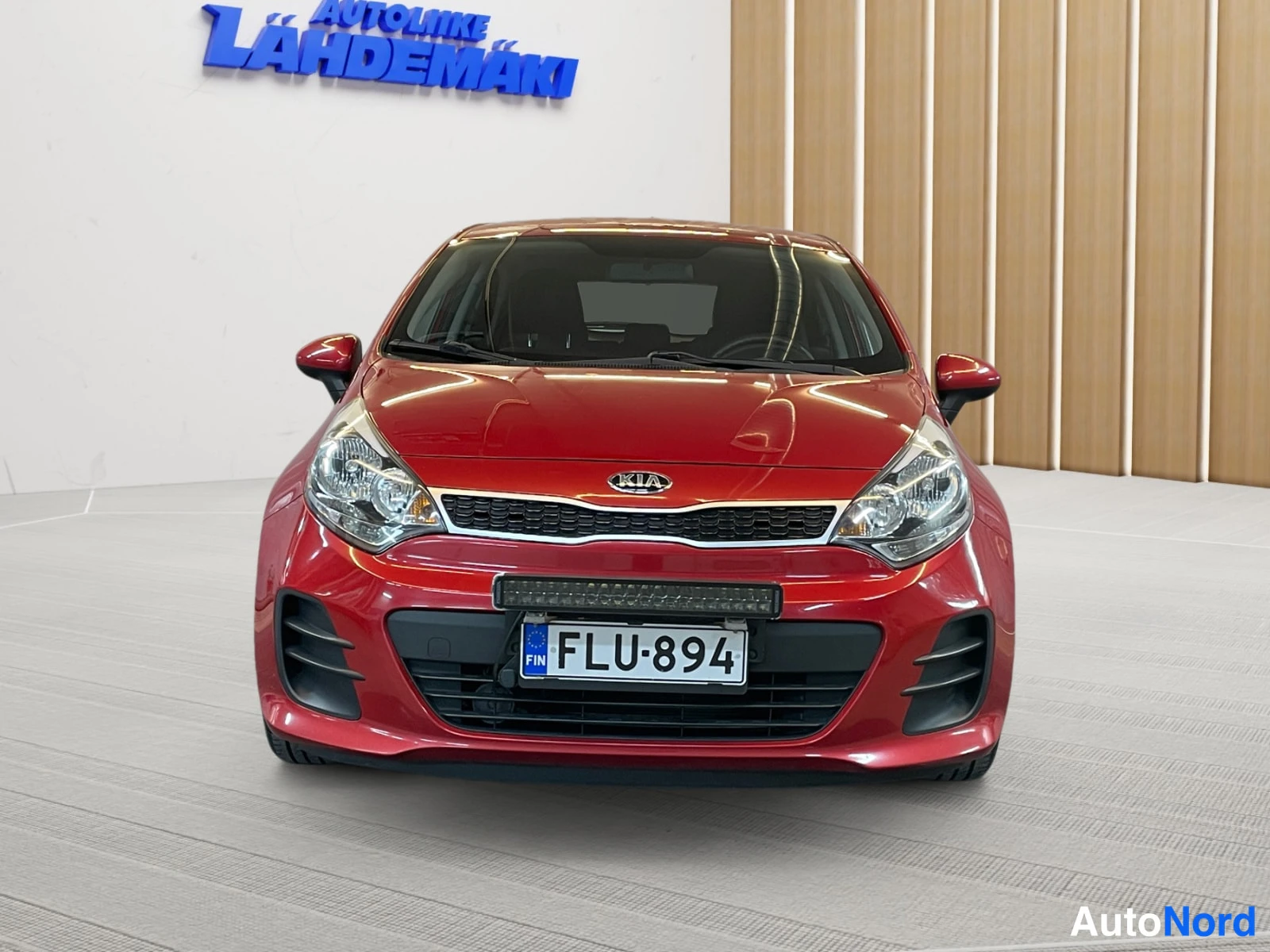 Punainen Kia Rio 2015, edestä, kuva 3