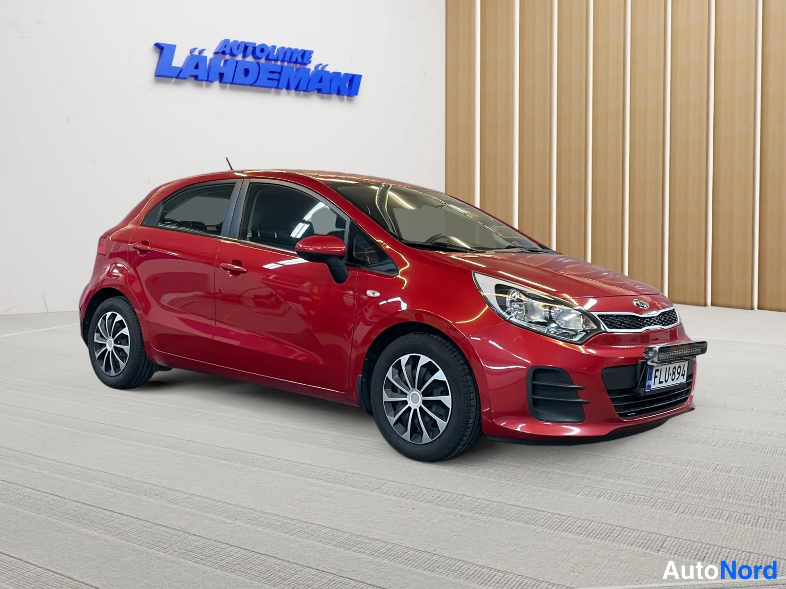 Punainen Kia Rio 2015, etuviisto, keula oikealle, kuva 2