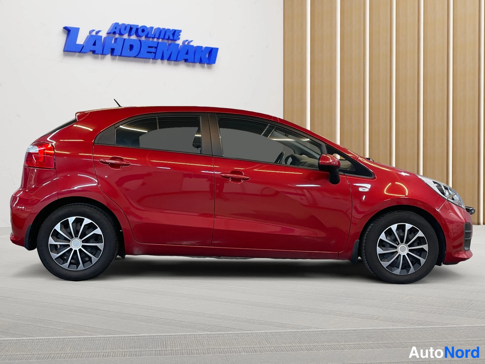 Punainen Kia Rio 2015, sivulta, kuva 5
