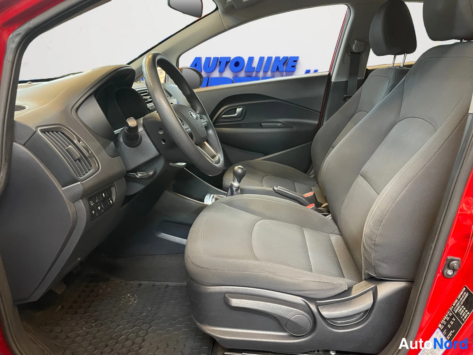 Punainen Kia Rio 2015, ohjaamo, kuva 9