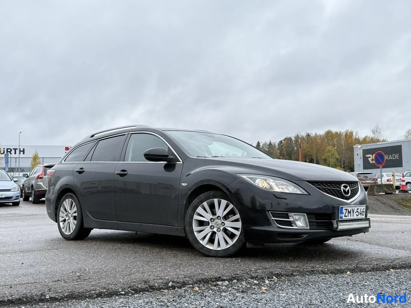 Musta Mazda 6 2009, etuviisto, keula oikealle, kuva 2