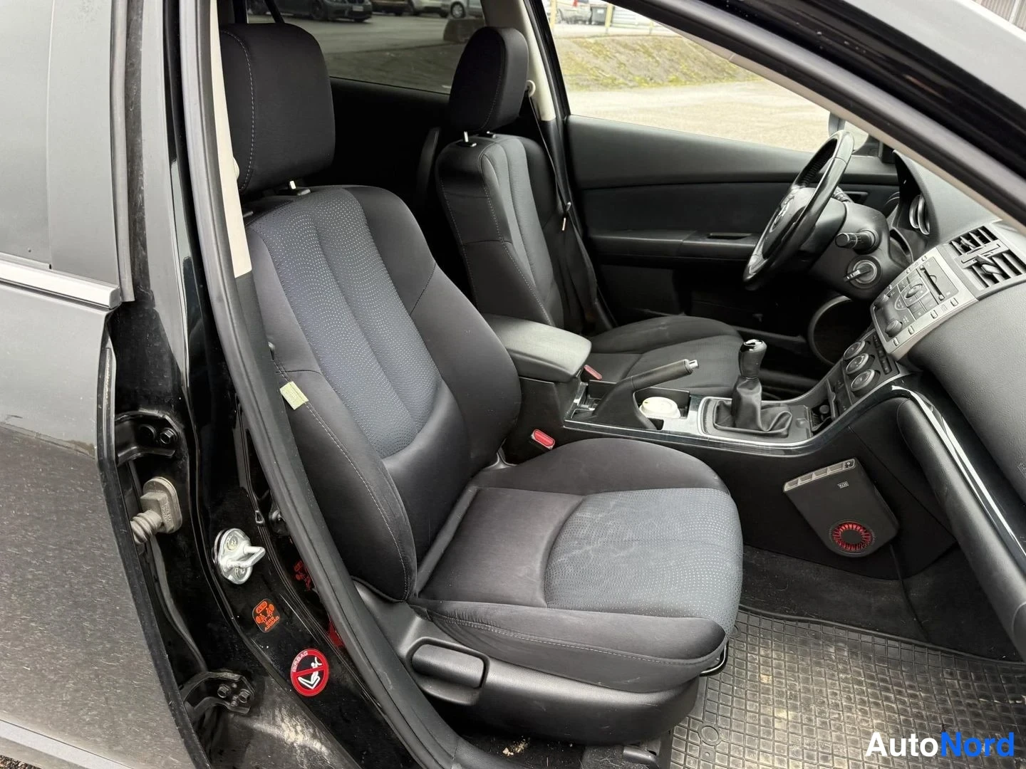 Musta Mazda 6 2009, etuistuimet, kuva 9