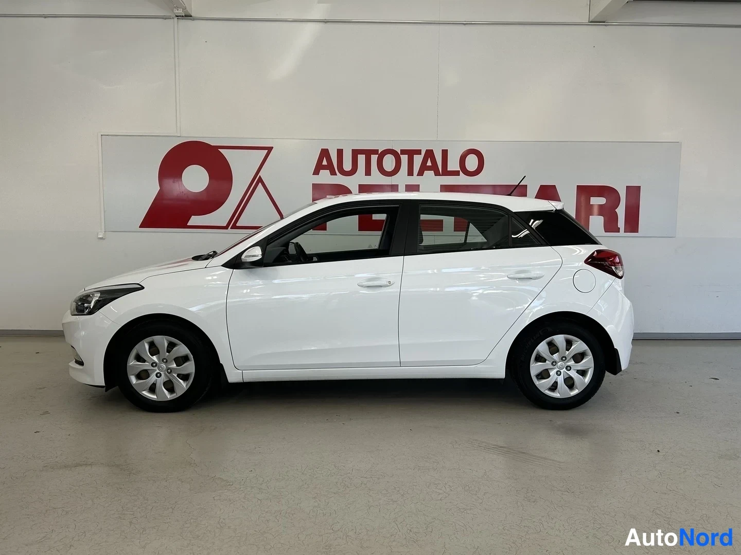 Valkoinen Hyundai i20 2016, sivulta, kuva 5