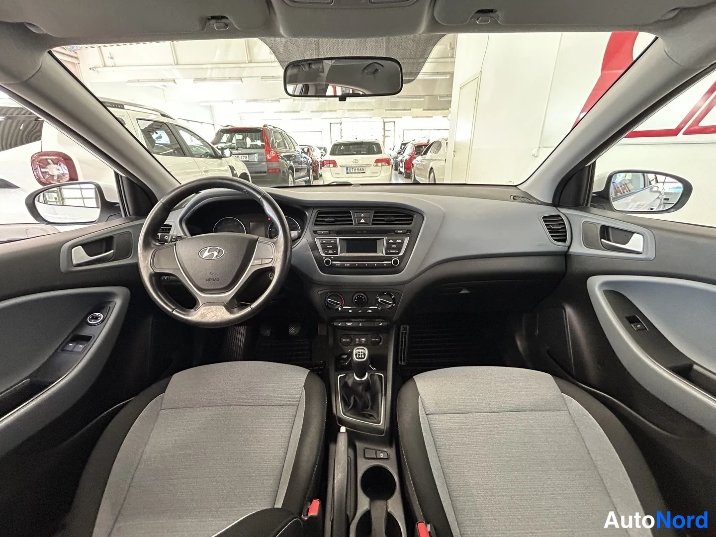 Valkoinen Hyundai i20 2016, ohjaamo, kuva 10