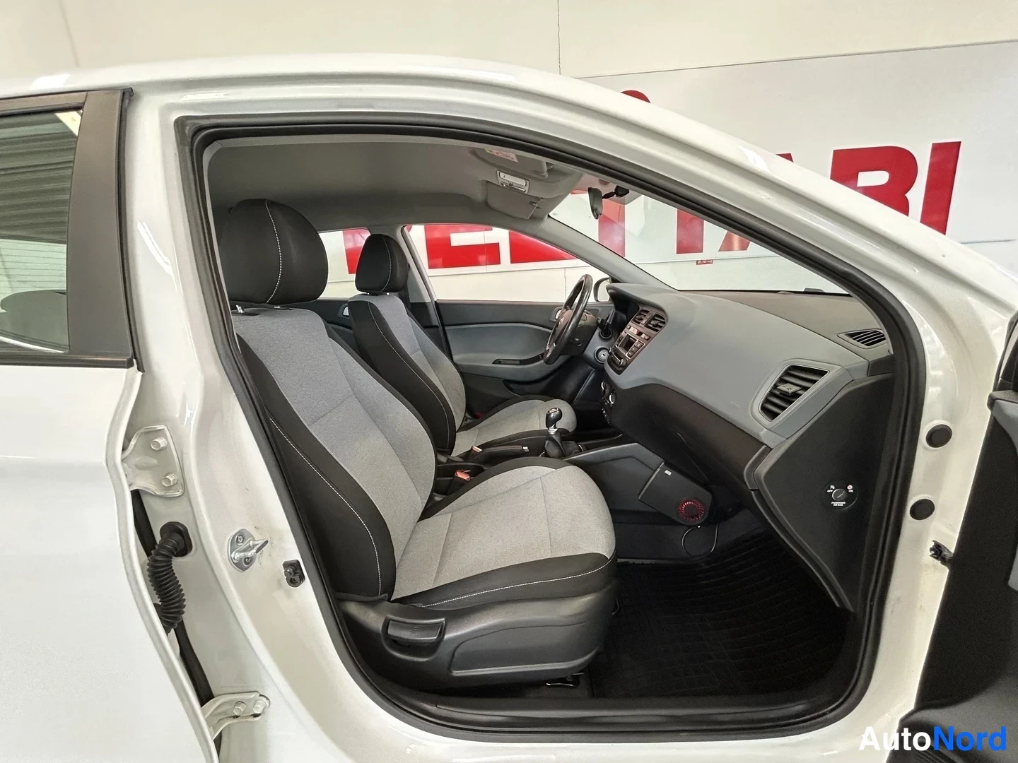 Valkoinen Hyundai i20 2016, etuistuimet, kuva 11