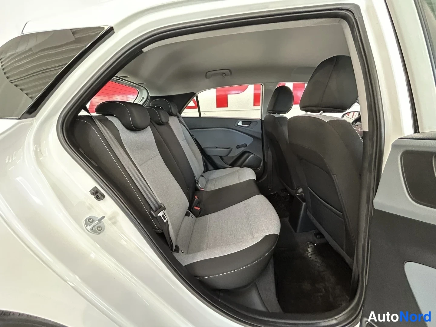 Valkoinen Hyundai i20 2016, takaistuimet, kuva 13