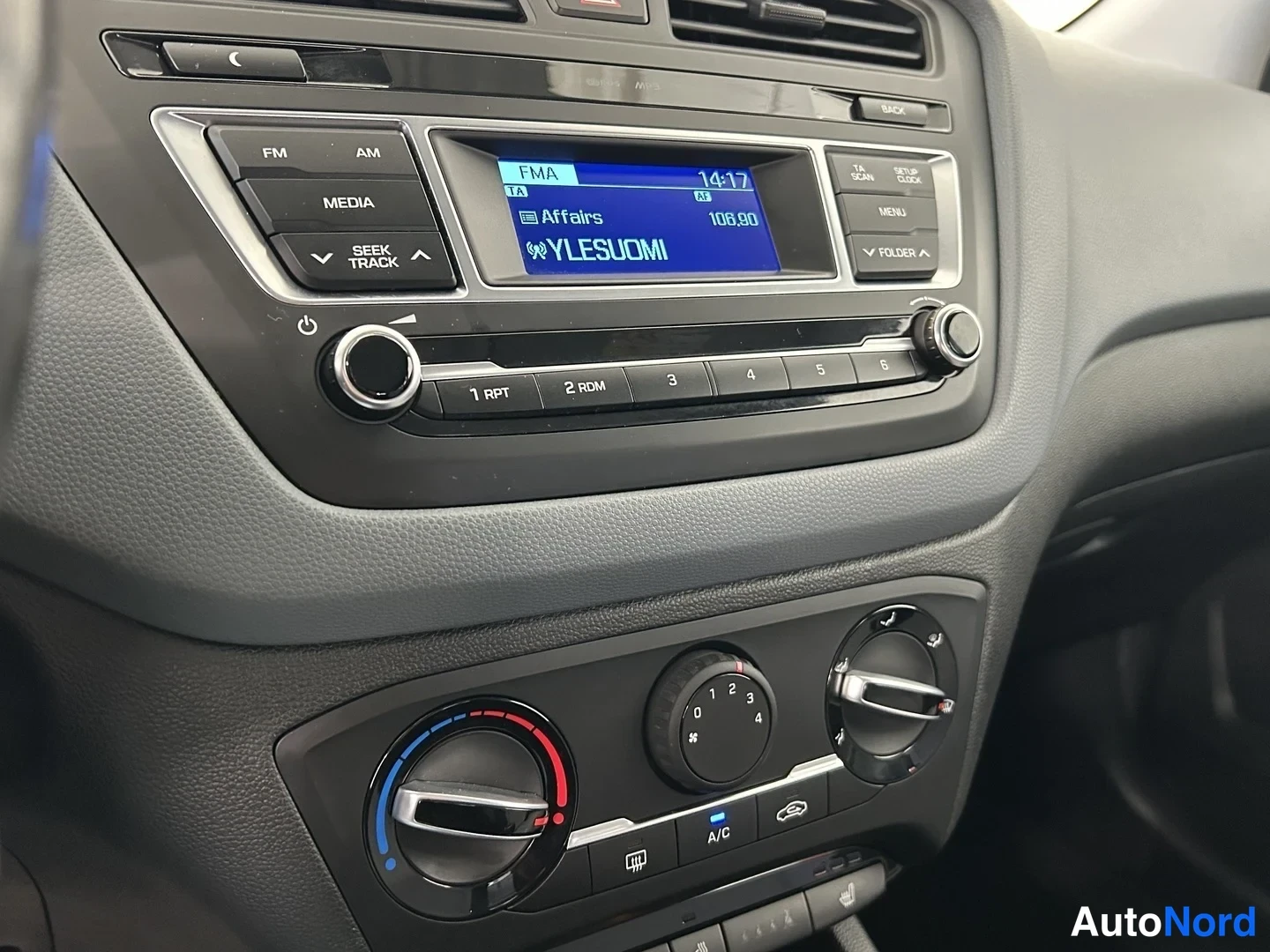 Valkoinen Hyundai i20 2016, yksityiskohta, kuva 16