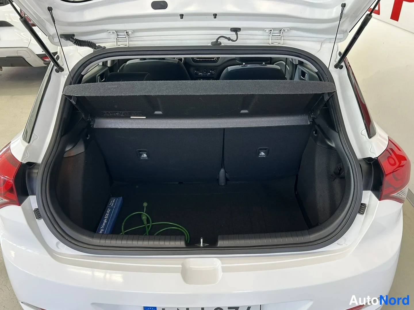 Valkoinen Hyundai i20 2016, tavaratila, kuva 14