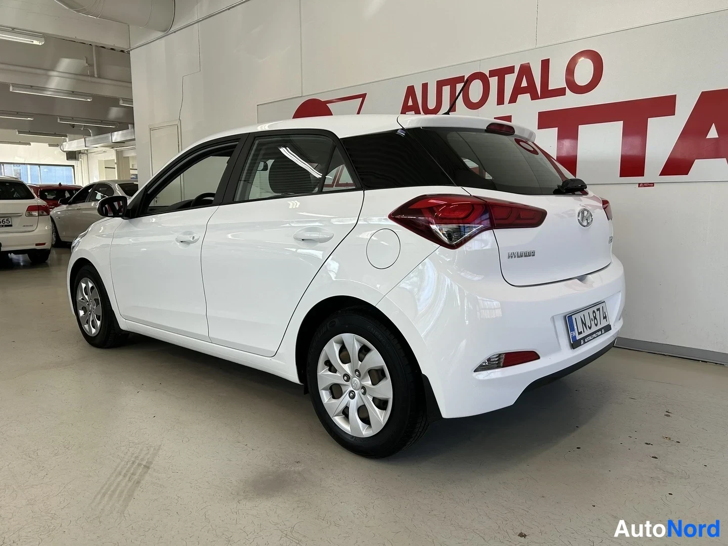 Valkoinen Hyundai i20 2016, takaviisto, kuva 6