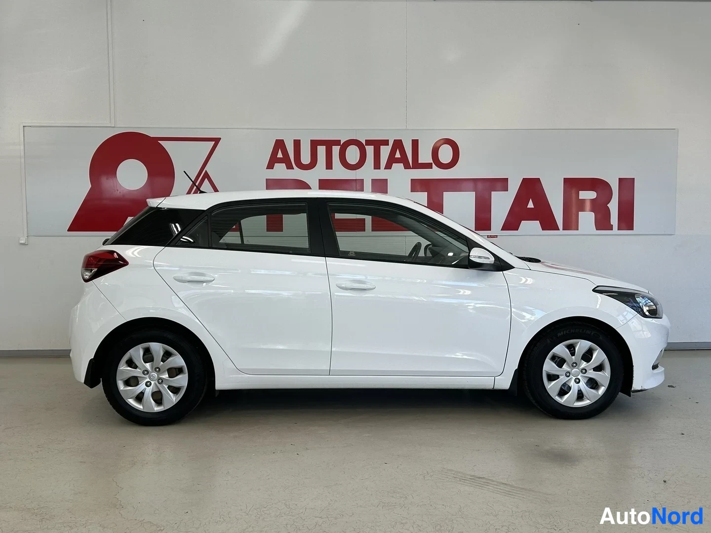 Valkoinen Hyundai i20 2016, etuviisto, keula oikealle, kuva 3