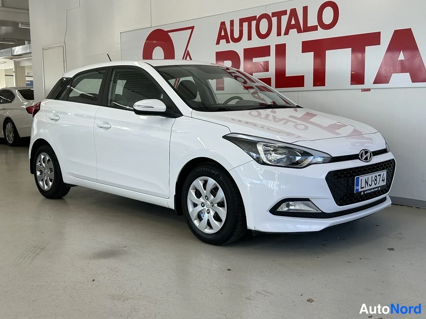 Valkoinen Hyundai i20 2016, etuviisto, keula oikealle, kuva 2