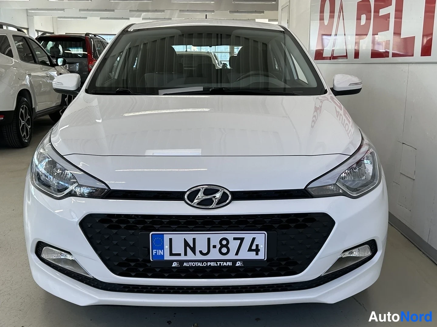 Valkoinen Hyundai i20 2016, edestä, kuva 4
