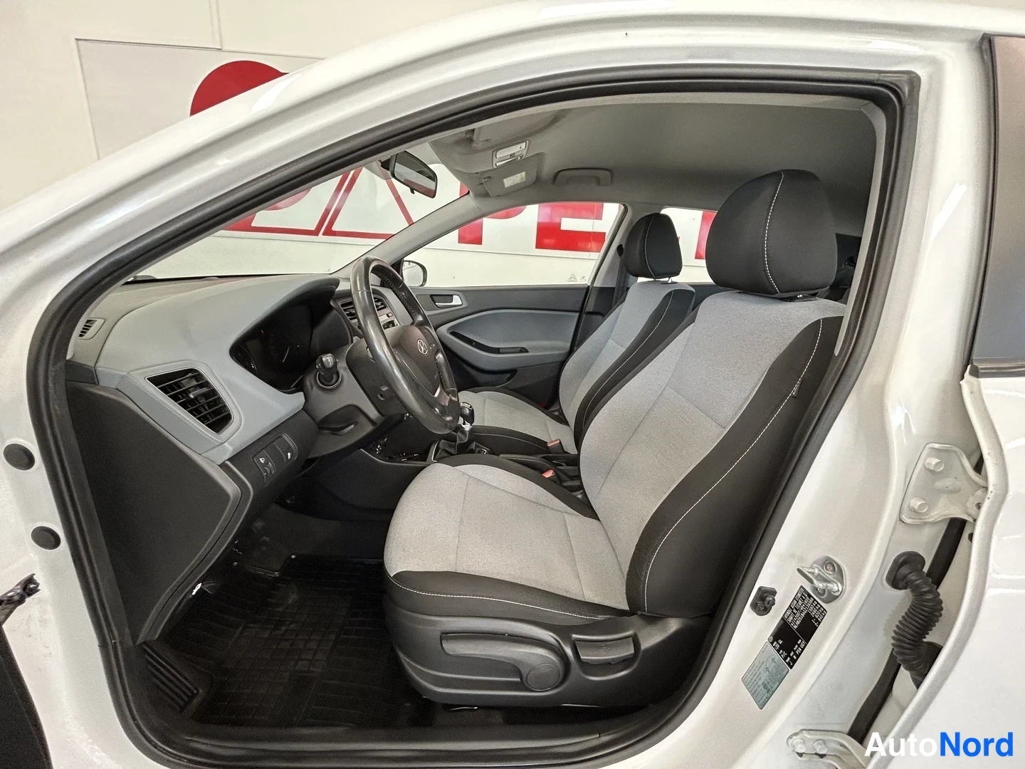 Valkoinen Hyundai i20 2016, ohjaamo, kuva 9