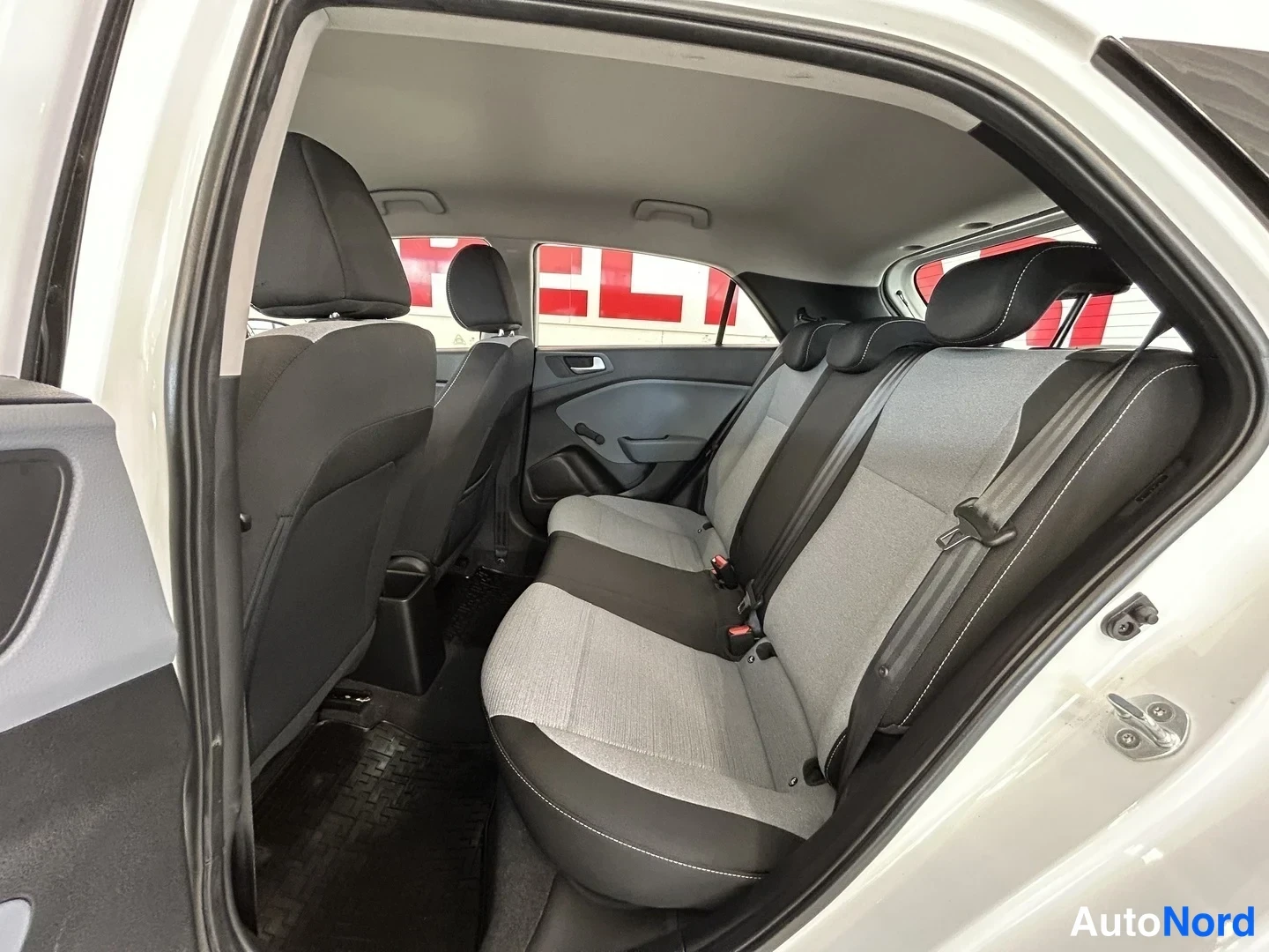 Valkoinen Hyundai i20 2016, takaistuimet, kuva 12