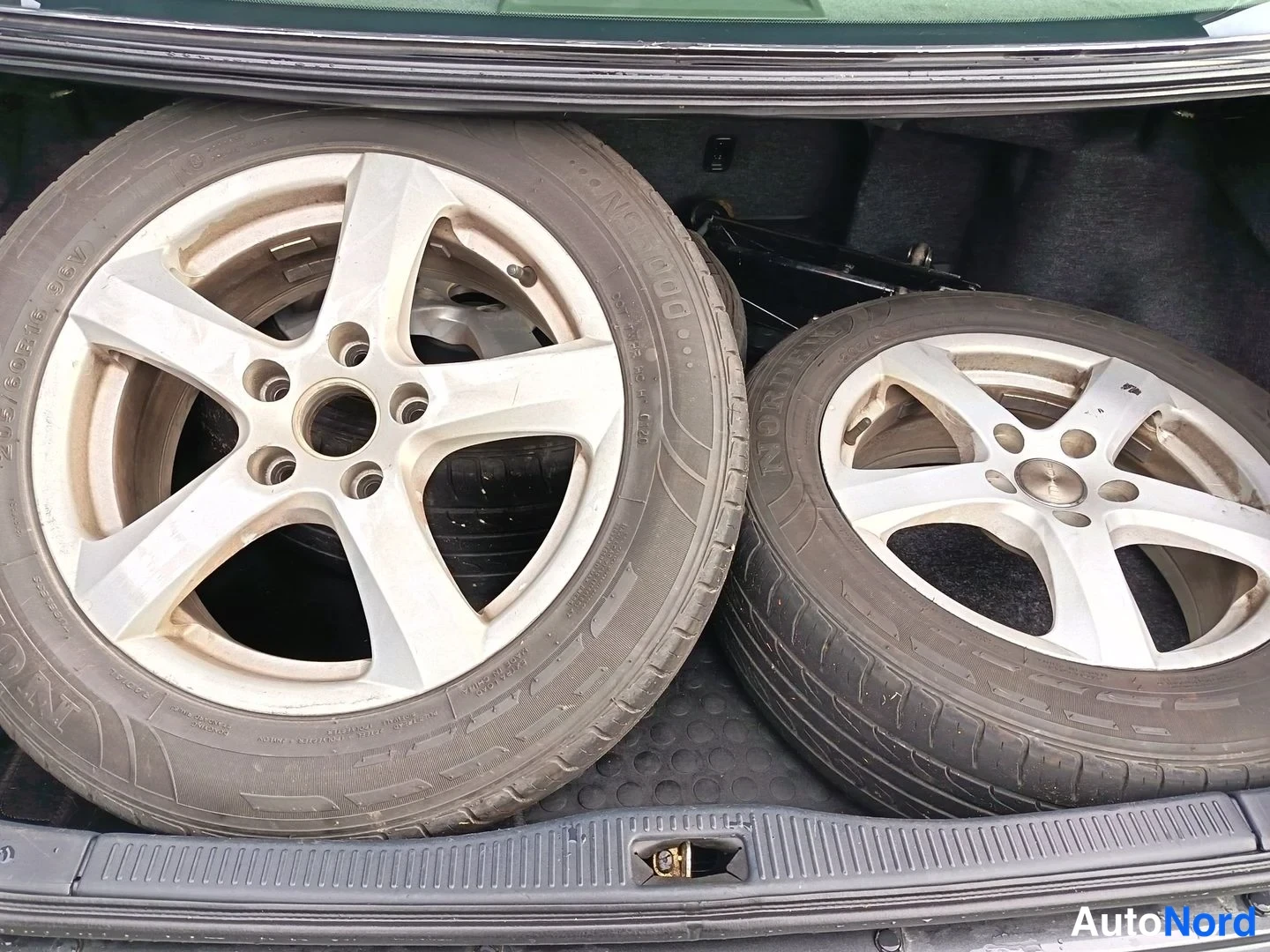 Harmaa Toyota Camry 2001, tavaratila, kuva 13