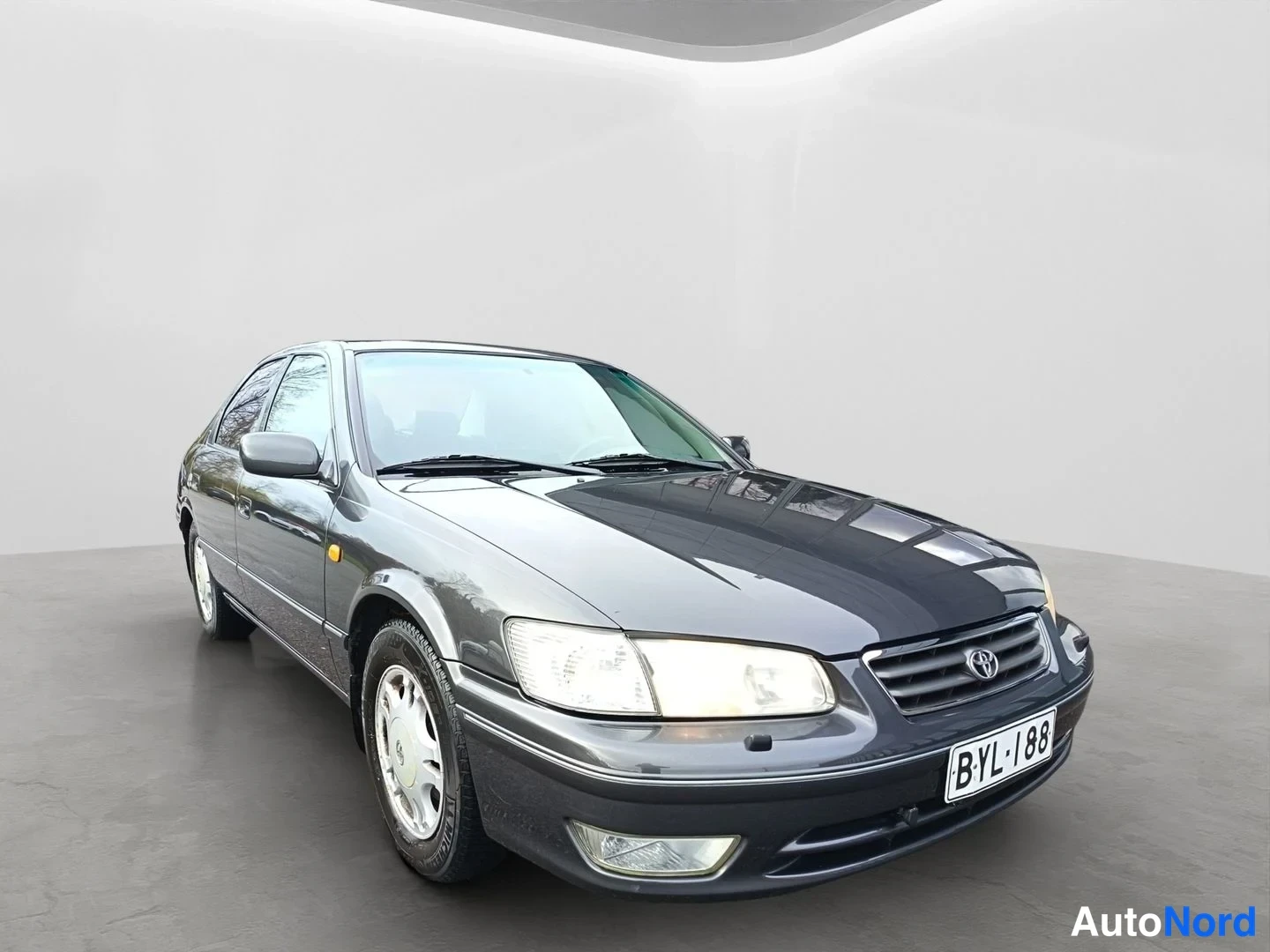 Harmaa Toyota Camry 2001, etuviisto, keula oikealle, kuva 2
