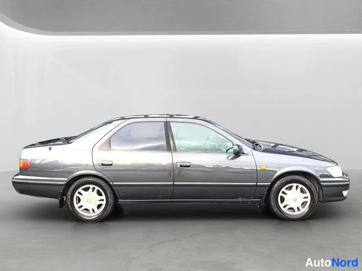 Harmaa Toyota Camry 2001, sivulta, kuva 4