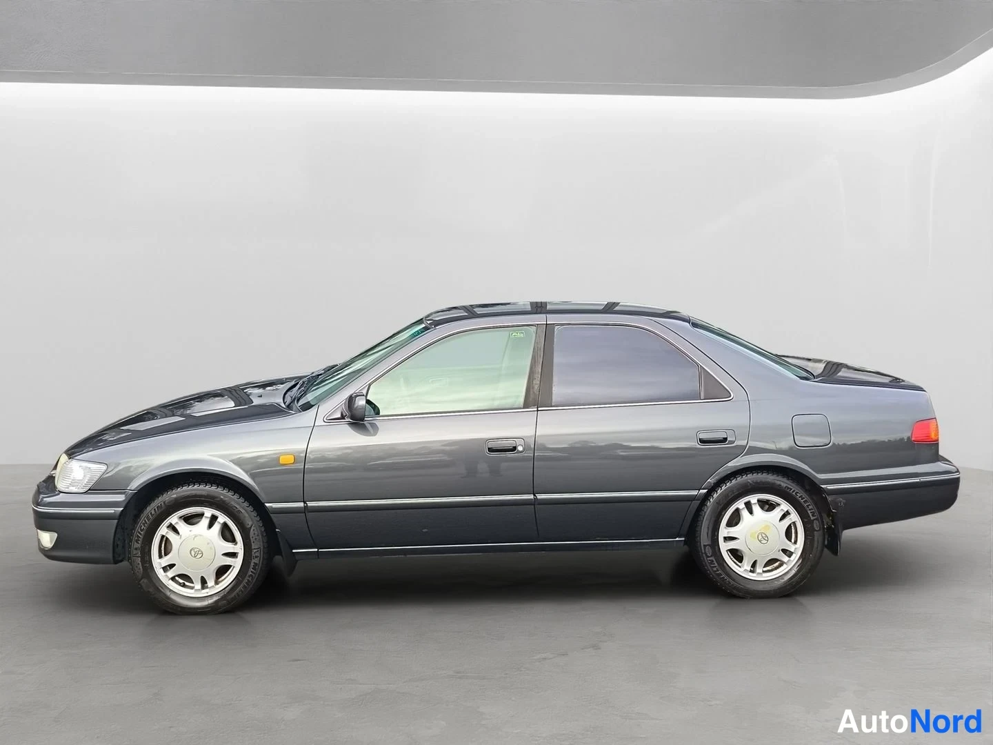 Harmaa Toyota Camry 2001, sivulta, kuva 5