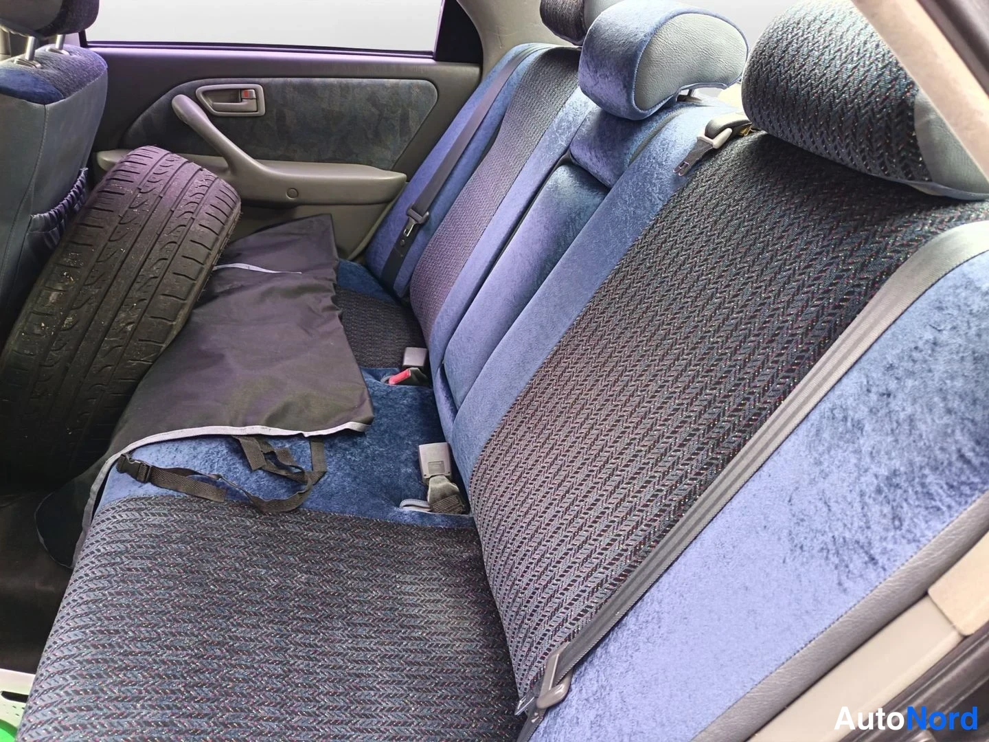 Harmaa Toyota Camry 2001, takaistuimet, kuva 12