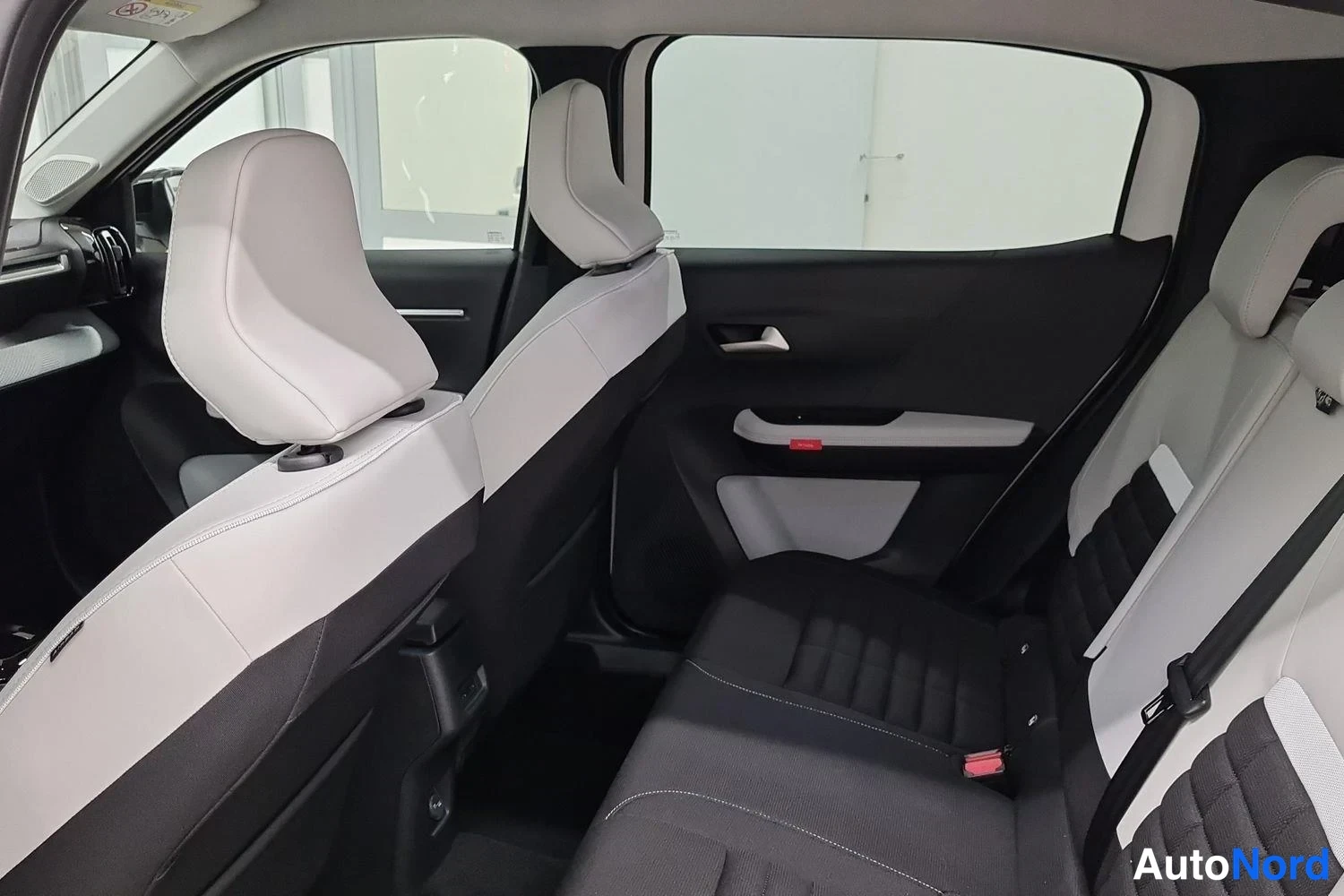Valkoinen Citroen C3 Aircross 2026, takaistuimet, kuva 9