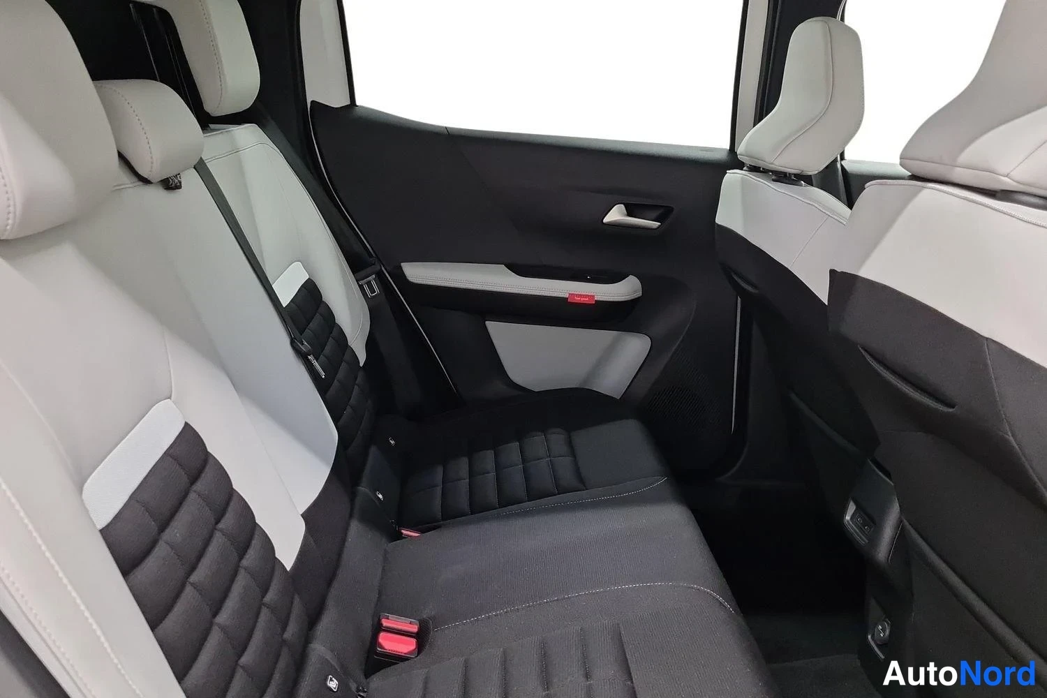 Valkoinen Citroen C3 Aircross 2026, takaistuimet, kuva 8