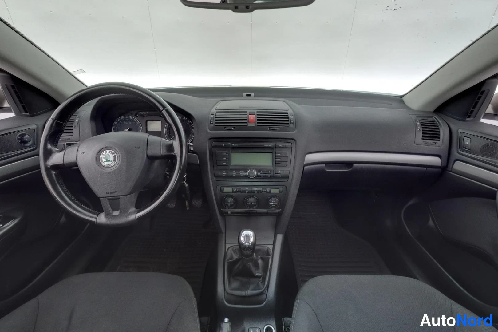 Beige Skoda Octavia 2008, ohjaamo, kuva 8