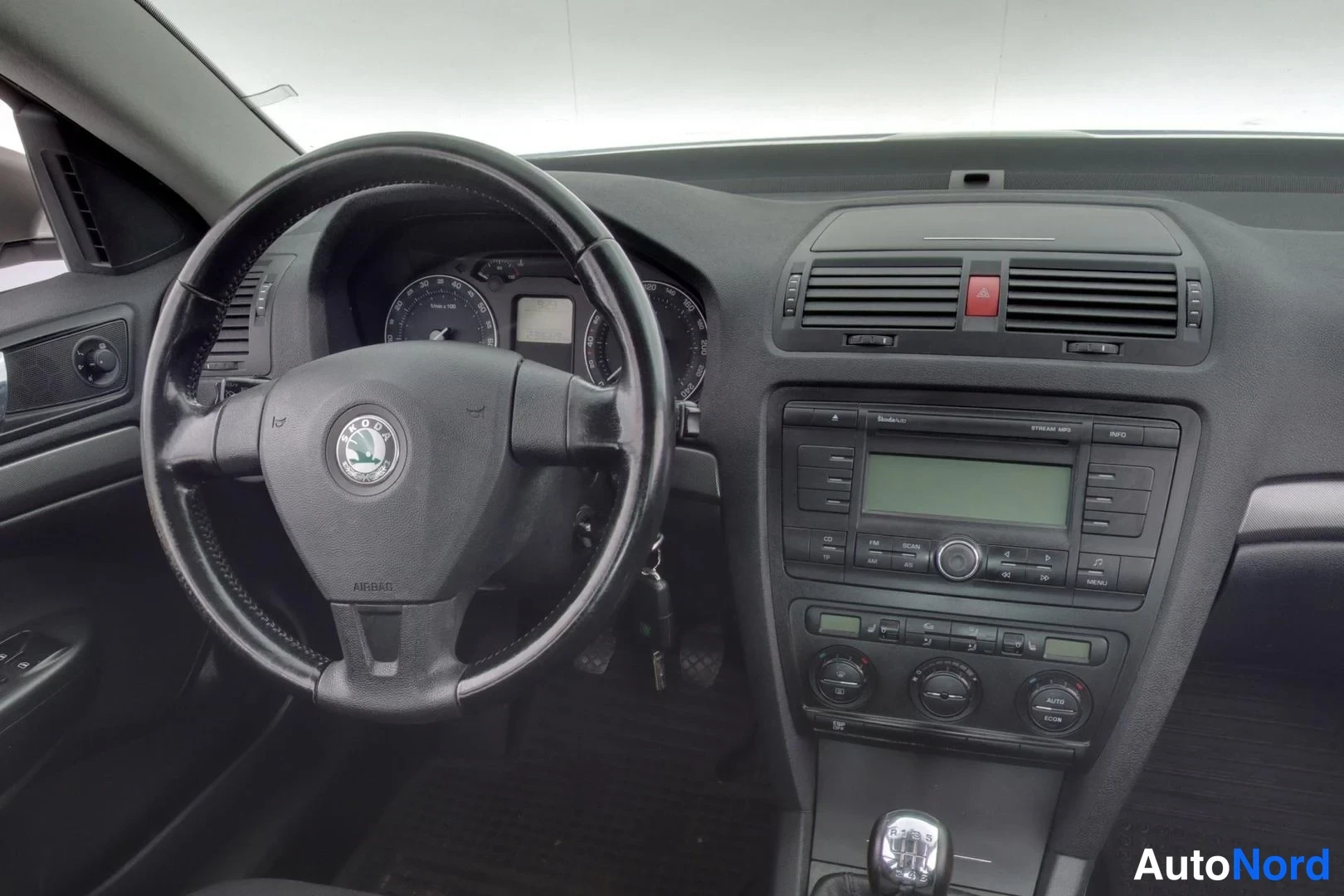 Beige Skoda Octavia 2008, ohjaamo, kuva 9