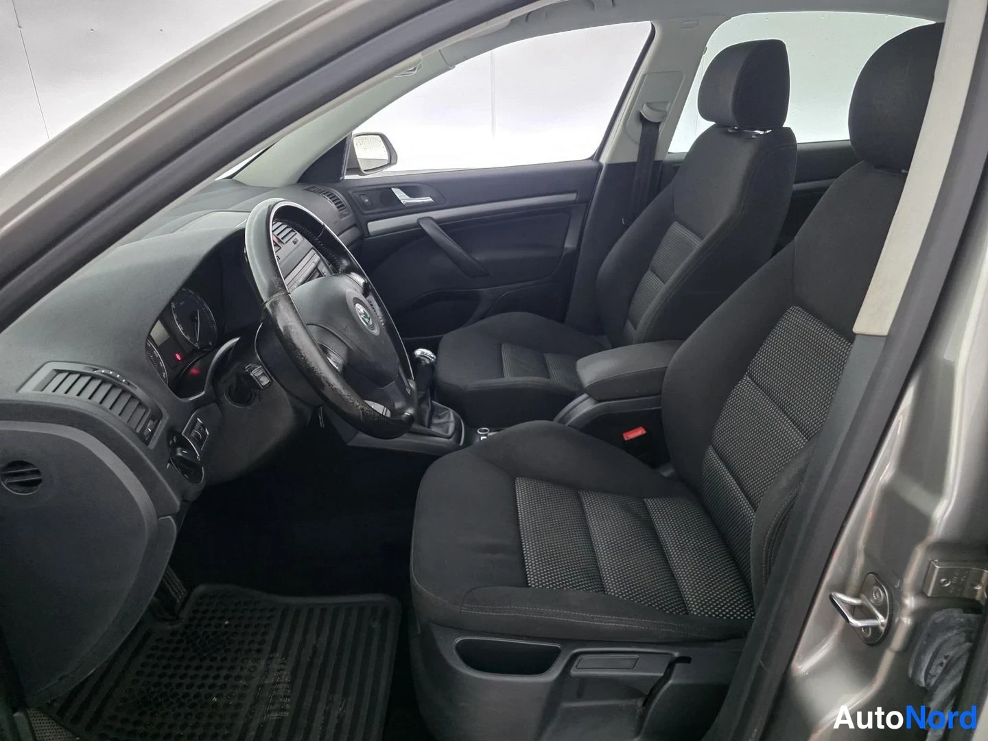 Beige Skoda Octavia 2008, ohjaamo, kuva 10