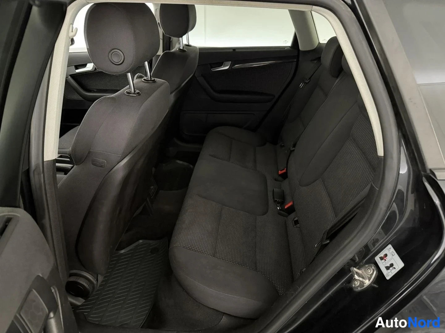 Svart Audi A3 Sportback 2008, baksäten, bild 12