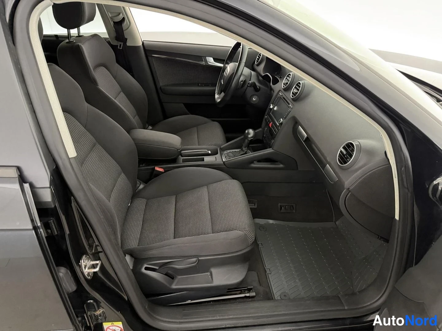 Svart Audi A3 Sportback 2008, framsäten, bild 11