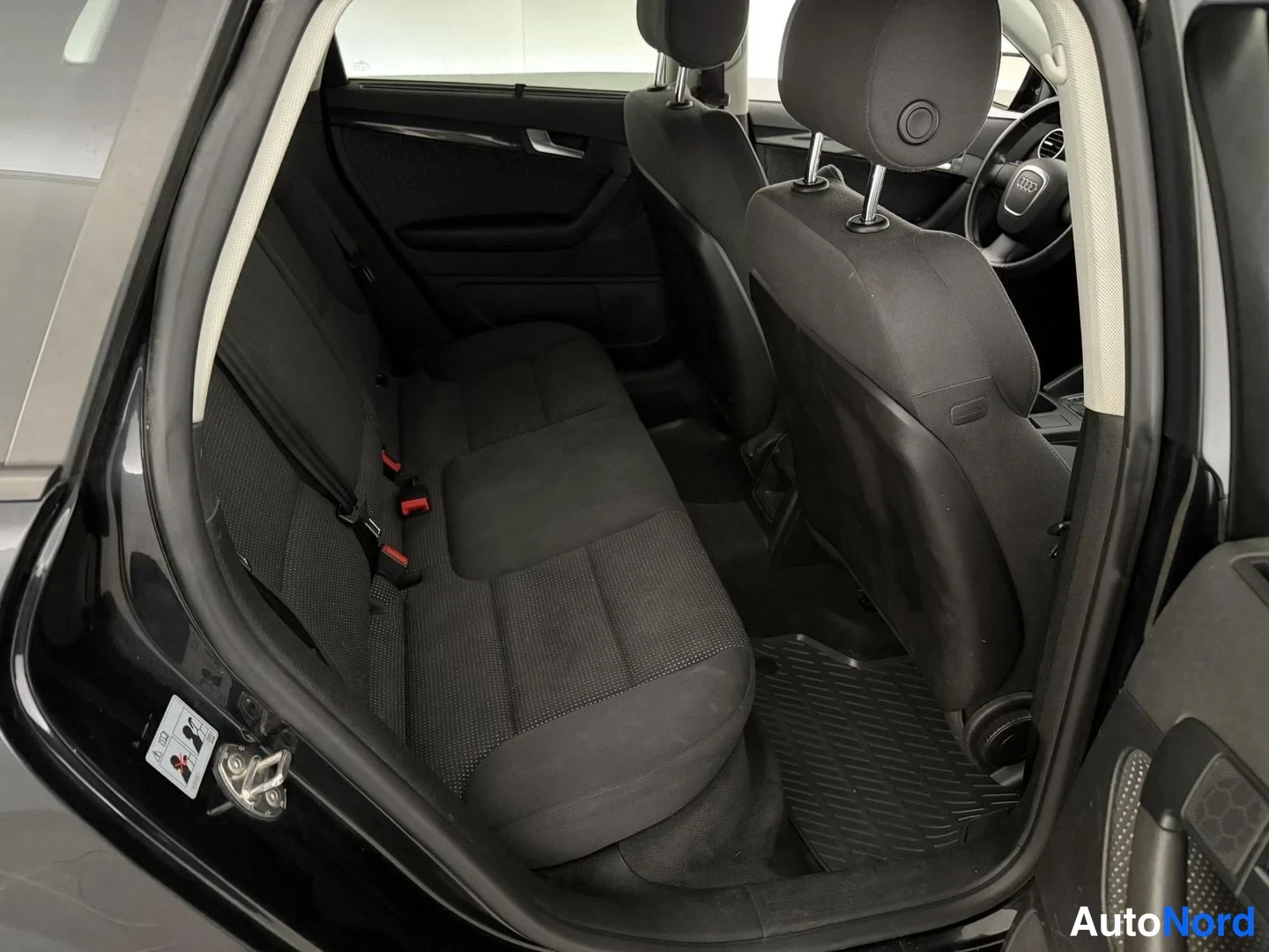 Svart Audi A3 Sportback 2008, baksäten, bild 13