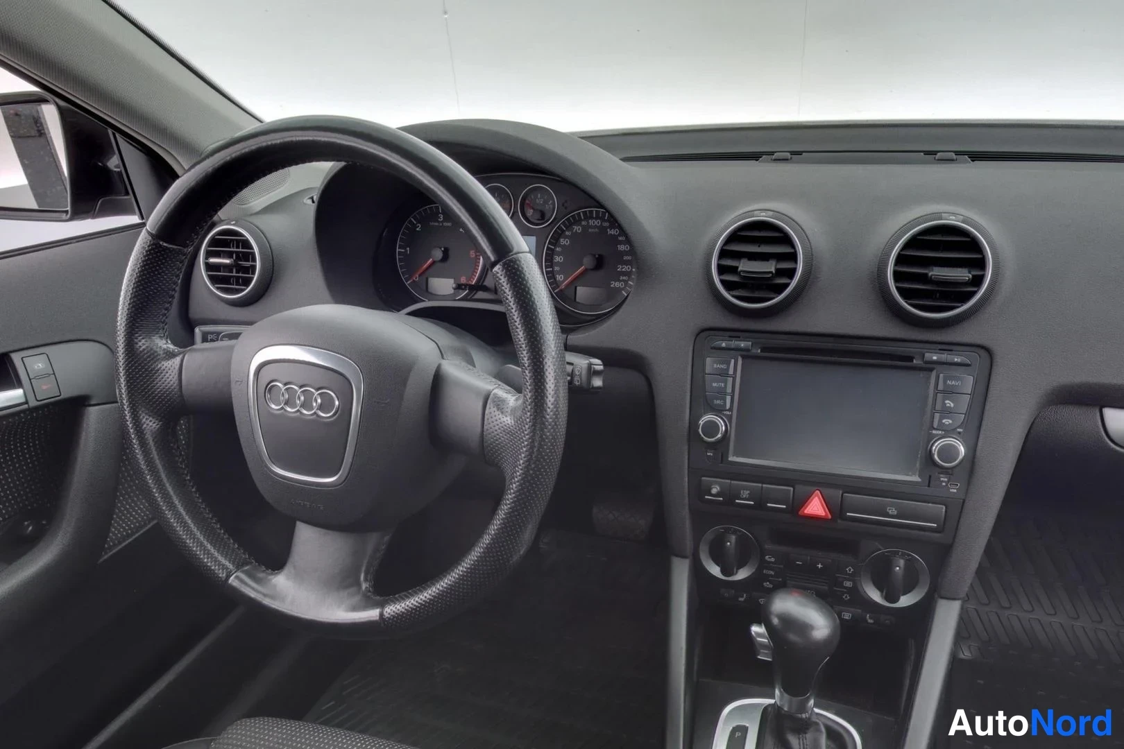 Svart Audi A3 Sportback 2008, förarplats, bild 8
